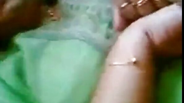 Si rambut coklat yang menakjubkan Jasmine Jae menunggang zakar di hadapan rakan-rakan