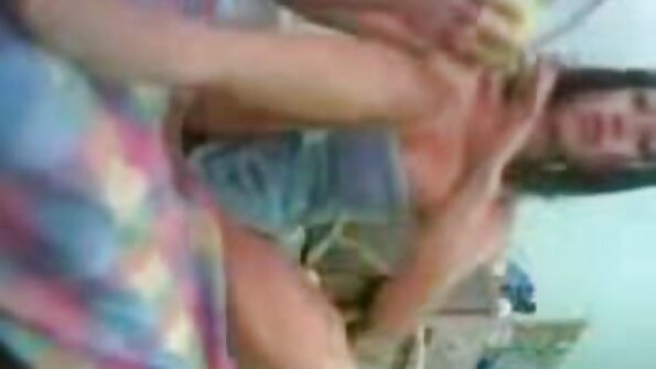 Ibu dan anak perempuan seksi membuat persembahan antara satu sama lain di atas sofa